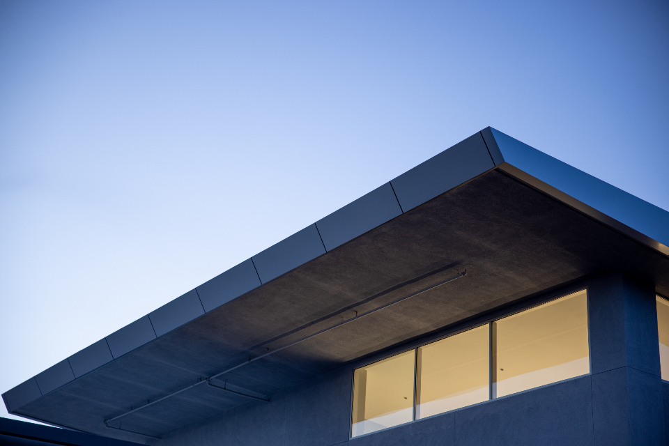 Fassadendetail eines modernen Gebäudes im Abendlicht